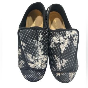 Foamtreads Women's Floral Memory Foam Slippers
NWT